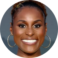 Atriz Issa Rae no papel de Presidente Barbie