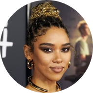 Atriz Alexandra Shipp no papel de Barbie Escritora